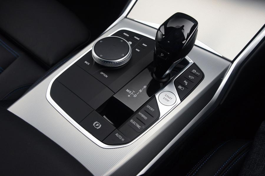 Детали интерьера BMW 330e M Sport (G20) 2019 года  (UK) (фото 9 из 25)